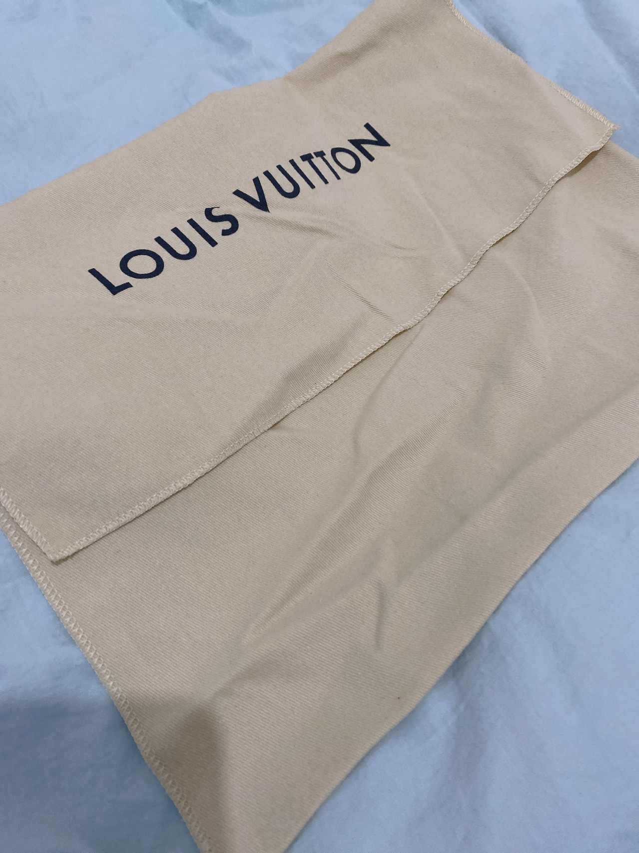 LV最新防塵袋，時(shí)尚界的秘密武器，保護(hù)你的珍貴物品不受塵埃侵?jǐn)_??