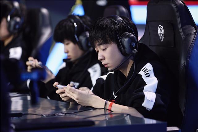 KPL秋季賽最新戰(zhàn)報，賽場風(fēng)云激蕩，觀點探析全面呈現(xiàn)