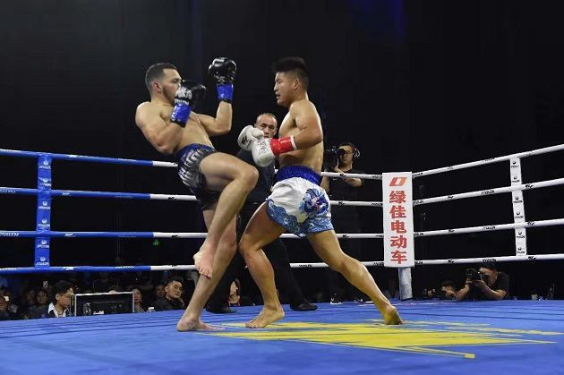 位寧輝最新比賽視頻，小巷深處的格斗與美食奇遇