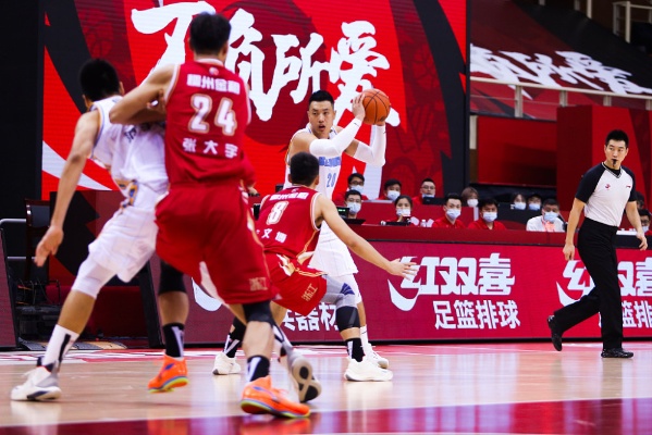 CBA籃球熱血戰(zhàn)場(chǎng)對(duì)決激烈，激情四溢！