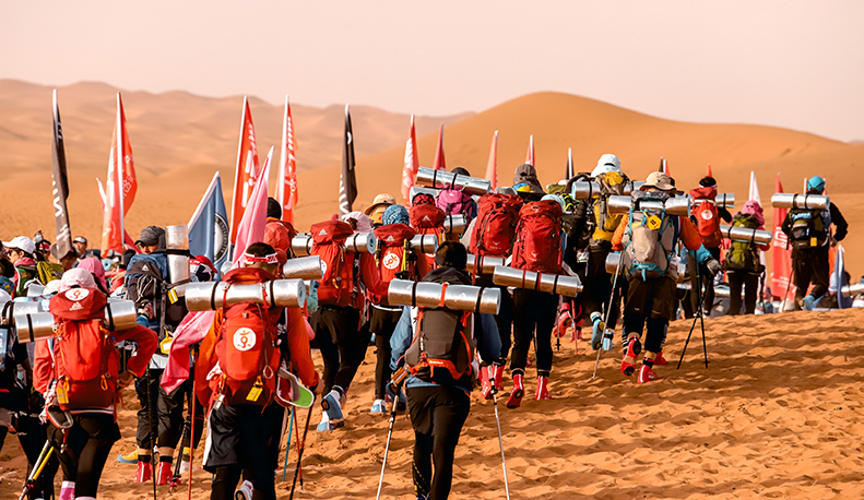 沙海競(jìng)速，沙漠比賽中的歡樂(lè)與同伴時(shí)光