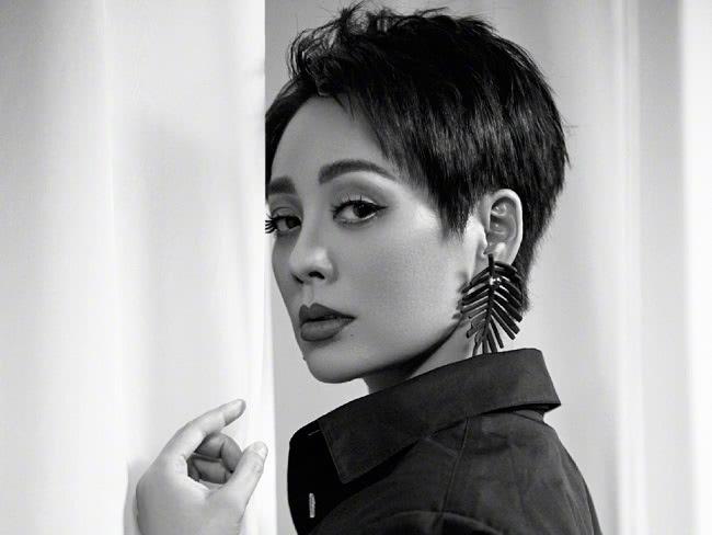 成旭演員，科技之光下的生活重塑者