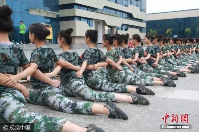 獨家揭秘，探索小巷深處的軍訓(xùn)新風(fēng)尚——2025軍訓(xùn)最新視頻亮相！